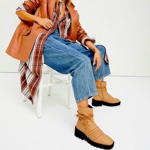 Moto boot worn once; price is firm